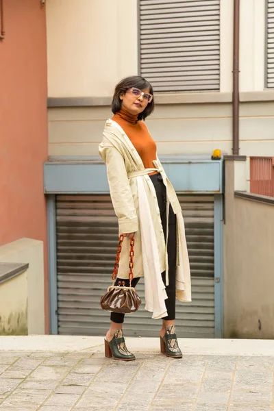 Красивая Молодая Индийская Женщина Позирует Городском Контексте Уличная Мода — стоковое фото