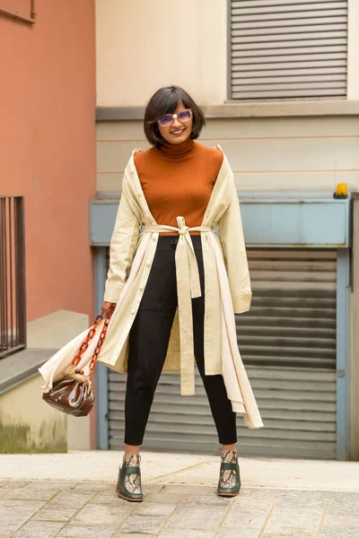 Mooie Jonge Indiase Vrouw Poseren Een Stedelijke Context Straat Mode — Stockfoto