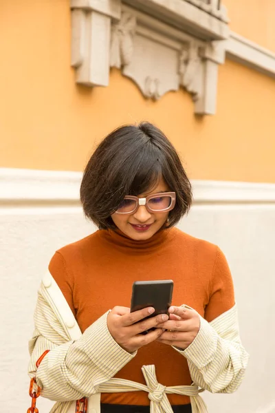 Hermosa Mujer India Joven Mensajes Texto Contexto Urbano Moda Estilo — Foto de Stock