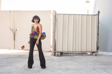 Bir kentsel bağlamda poz güzel genç Hintli kadın. Sokak moda ve stil.