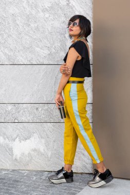 Bir kentsel bağlamda poz güzel genç Hintli kadın. Sokak moda ve stil.