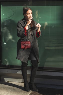 Milan, İtalya - 14 Ocak: Moda kadın pozlar Armani defile Milan erkekler moda haftası 14 Ocak 2019 tarihinde Milano'da dışında.