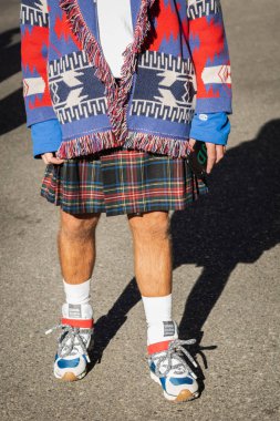 Milan, İtalya - 14 Ocak: Moda adam pozlar Armani defile Milan erkekler moda haftası 14 Ocak 2019 tarihinde Milano'da dışında.