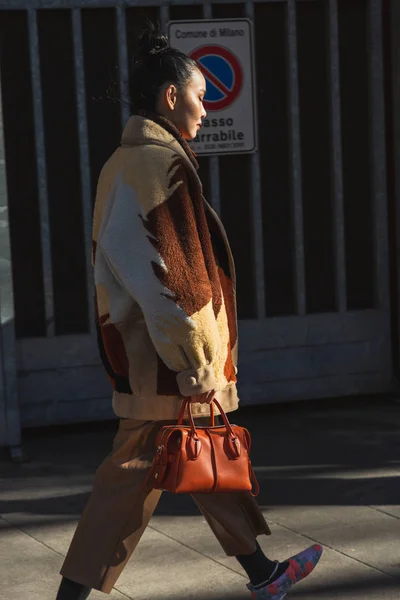 Milan Italië Januari Modieuze Vrouw Poses Buiten Armani Modeshow Tijdens — Stockfoto