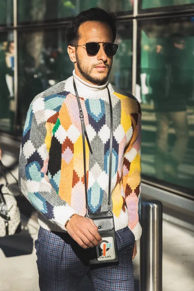 Milão Itália Janeiro Homem Elegante Posa Fora Desfile Moda Armani — Fotografia de Stock