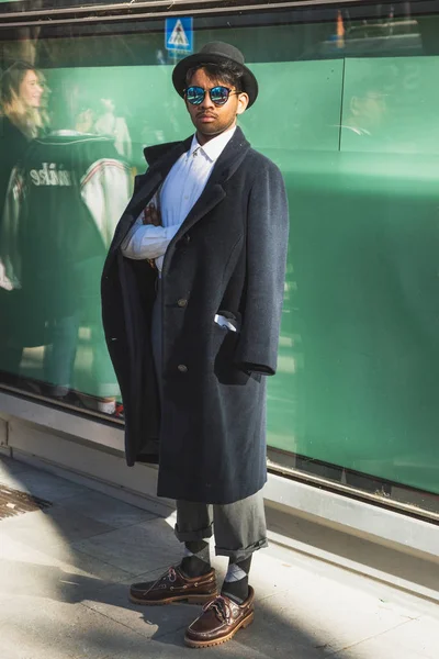 意大利米兰 1月14日 在米兰男子时装周期间 时尚人士在阿玛尼时装秀外摆姿势 — 图库照片