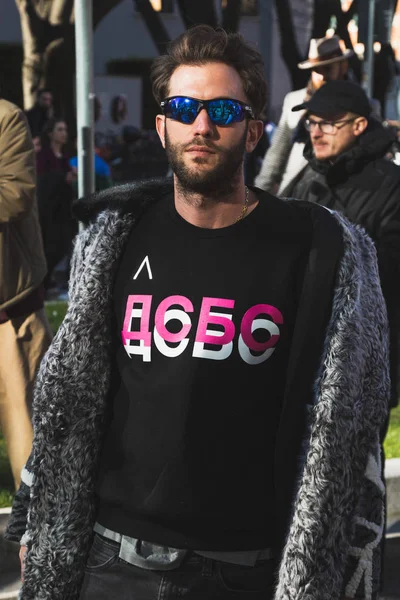 Милан Италия Января Модный Мужчина Позирует Перед Модным Показом Armani — стоковое фото