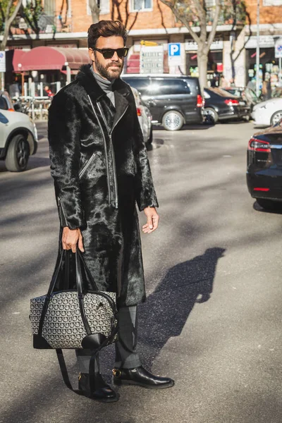 Milão Itália Janeiro Homem Elegante Posa Fora Desfile Moda Armani — Fotografia de Stock