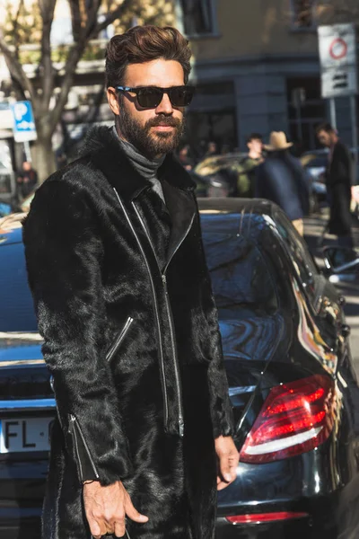 Milão Itália Janeiro Homem Elegante Posa Fora Desfile Moda Armani — Fotografia de Stock