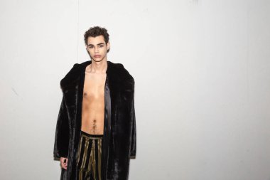 Milan, İtalya - Jjanuary 14: Güzel model teşkil etmektedir backstage terzilik Monk göstermeden önce Milan erkekler moda haftası 14 Ocak 2019 tarihinde Milano'da sadece.