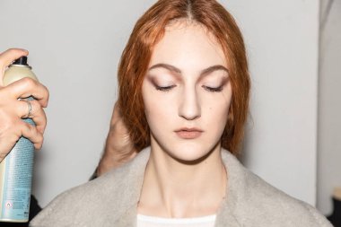Milan, İtalya - Jjanuary 14: Güzel model teşkil etmektedir backstage terzilik Monk göstermeden önce Milan erkekler moda haftası 14 Ocak 2019 tarihinde Milano'da sadece.