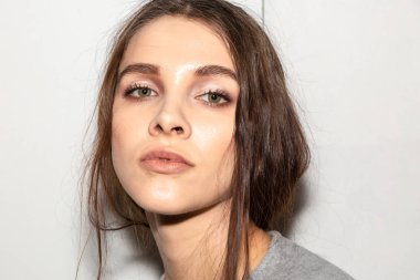 Milan, İtalya - Jjanuary 14: Güzel model teşkil etmektedir backstage terzilik Monk göstermeden önce Milan erkekler moda haftası 14 Ocak 2019 tarihinde Milano'da sadece.