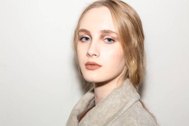 Milan, İtalya - Jjanuary 14: Güzel model teşkil etmektedir backstage terzilik Monk göstermeden önce Milan erkekler moda haftası 14 Ocak 2019 tarihinde Milano'da sadece.