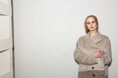 Milan, İtalya - Jjanuary 14: Güzel model teşkil etmektedir backstage terzilik Monk göstermeden önce Milan erkekler moda haftası 14 Ocak 2019 tarihinde Milano'da sadece.