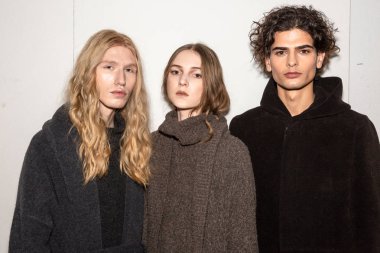 Milan, İtalya - Jjanuary 14: Güzel modelleri poz backstage terzilik Monk göstermeden önce Milan erkekler moda haftası 14 Ocak 2019 tarihinde Milano'da sadece.