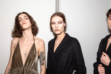Milan, İtalya - Jjanuary 14: Güzel modelleri poz backstage terzilik Monk göstermeden önce Milan erkekler moda haftası 14 Ocak 2019 tarihinde Milano'da sadece.