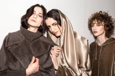 Milan, İtalya - Jjanuary 14: Güzel modelleri poz backstage terzilik Monk göstermeden önce Milan erkekler moda haftası 14 Ocak 2019 tarihinde Milano'da sadece.