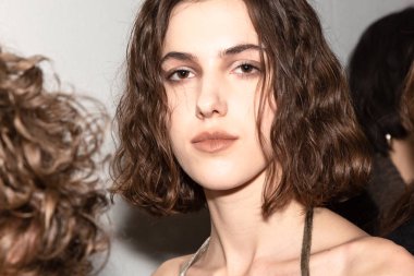 Milan, İtalya - Jjanuary 14: Güzel model teşkil etmektedir backstage terzilik Monk göstermeden önce Milan erkekler moda haftası 14 Ocak 2019 tarihinde Milano'da sadece.