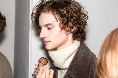 Milan, İtalya - Jjanuary 14: Güzel model teşkil etmektedir backstage terzilik Monk göstermeden önce Milan erkekler moda haftası 14 Ocak 2019 tarihinde Milano'da sadece.