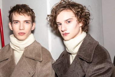 Milan, İtalya - Jjanuary 14: Güzel modelleri poz backstage terzilik Monk göstermeden önce Milan erkekler moda haftası 14 Ocak 2019 tarihinde Milano'da sadece.
