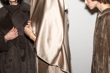 Milan, İtalya - Jjanuary 14: Güzel modelleri poz backstage terzilik Monk göstermeden önce Milan erkekler moda haftası 14 Ocak 2019 tarihinde Milano'da sadece.