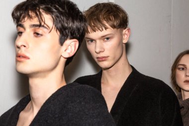 Milan, İtalya - Jjanuary 14: Güzel modelleri poz backstage terzilik Monk göstermeden önce Milan erkekler moda haftası 14 Ocak 2019 tarihinde Milano'da sadece.