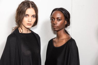 Milan, İtalya - Jjanuary 14: Güzel modelleri poz backstage terzilik Monk göstermeden önce Milan erkekler moda haftası 14 Ocak 2019 tarihinde Milano'da sadece.