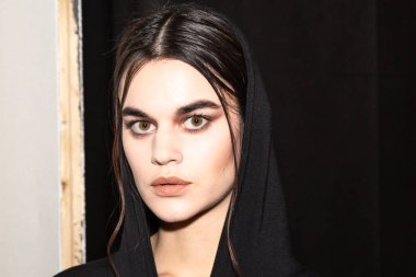Milan, İtalya - Jjanuary 14: Güzel model teşkil etmektedir backstage terzilik Monk göstermeden önce Milan erkekler moda haftası 14 Ocak 2019 tarihinde Milano'da sadece.