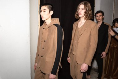 Milan, İtalya - Jjanuary 14: Güzel modelleri poz backstage terzilik Monk göstermeden önce Milan erkekler moda haftası 14 Ocak 2019 tarihinde Milano'da sadece.