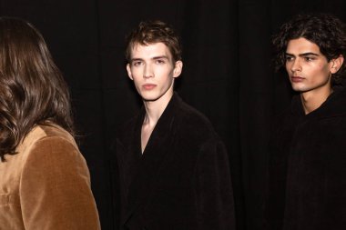 Milan, İtalya - Jjanuary 14: Güzel modelleri poz backstage terzilik Monk göstermeden önce Milan erkekler moda haftası 14 Ocak 2019 tarihinde Milano'da sadece.