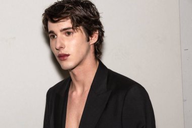 Milan, İtalya - Jjanuary 14: Güzel model teşkil etmektedir backstage terzilik Monk göstermeden önce Milan erkekler moda haftası 14 Ocak 2019 tarihinde Milano'da sadece.