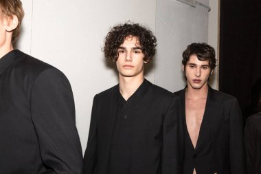 Milan, İtalya - Jjanuary 14: Güzel modelleri poz backstage terzilik Monk göstermeden önce Milan erkekler moda haftası 14 Ocak 2019 tarihinde Milano'da sadece.