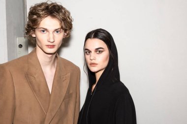 Milan, İtalya - Jjanuary 14: Güzel modelleri poz backstage terzilik Monk göstermeden önce Milan erkekler moda haftası 14 Ocak 2019 tarihinde Milano'da sadece.