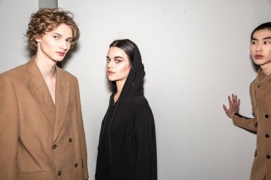 Milan, İtalya - Jjanuary 14: Güzel modelleri poz backstage terzilik Monk göstermeden önce Milan erkekler moda haftası 14 Ocak 2019 tarihinde Milano'da sadece.
