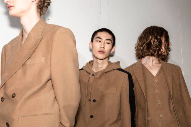 Milan, İtalya - Jjanuary 14: Güzel modelleri poz backstage terzilik Monk göstermeden önce Milan erkekler moda haftası 14 Ocak 2019 tarihinde Milano'da sadece.
