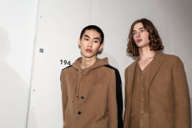 Milan, İtalya - Jjanuary 14: Güzel modelleri poz backstage terzilik Monk göstermeden önce Milan erkekler moda haftası 14 Ocak 2019 tarihinde Milano'da sadece.