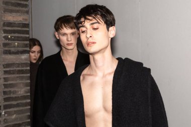 Milan, İtalya - Jjanuary 14: giyinme Monk final gösterdikten sonra Milan erkekler moda haftası 14 Ocak 2019 tarihinde Milano'da güzel modelleri backstage içinde görülür.