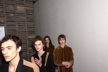 Milan, İtalya - Jjanuary 14: giyinme Monk final gösterdikten sonra Milan erkekler moda haftası 14 Ocak 2019 tarihinde Milano'da güzel modelleri backstage içinde görülür.