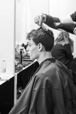 Milan, İtalya - 12 Ocak: Güzel model teşkil etmektedir backstage Miguel Vieira göstermeden önce üzerinde 12 Ocak 2019 Milan erkekler moda haftasında Milan'da sadece.