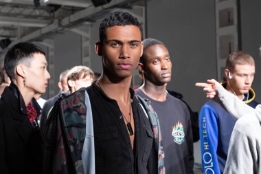 Milan, İtalya - 12 Ocak: sadece Miguel Vieira göstermeden önce üzerinde 12 Ocak 2019 Milan erkekler moda haftasında Milan'da modelleri provada görülür.