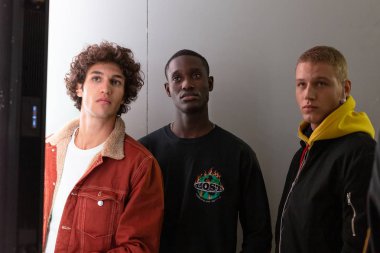 Milan, İtalya - 12 Ocak: Güzel modelleri poz backstage Miguel Vieira göstermeden önce üzerinde 12 Ocak 2019 Milan erkekler moda haftasında Milan'da sadece.