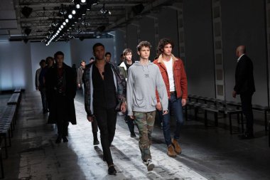 Milan, İtalya - 12 Ocak: sadece Miguel Vieira göstermeden önce üzerinde 12 Ocak 2019 Milan erkekler moda haftasında Milan'da modelleri provada görülür.