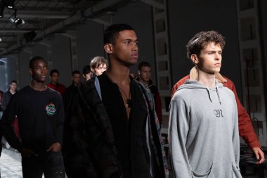 Milan, İtalya - 12 Ocak: sadece Miguel Vieira göstermeden önce üzerinde 12 Ocak 2019 Milan erkekler moda haftasında Milan'da modelleri provada görülür.