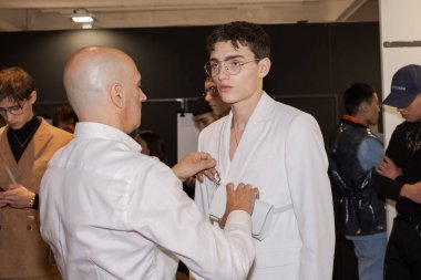 Milan, İtalya - 12 Ocak: Güzel model teşkil etmektedir backstage Miguel Vieira göstermeden önce üzerinde 12 Ocak 2019 Milan erkekler moda haftasında Milan'da sadece.