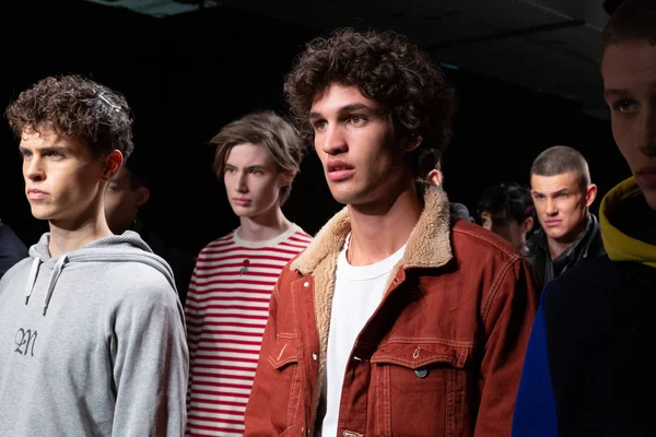 Milan, İtalya - 12 Ocak: sadece Miguel Vieira göstermeden önce üzerinde 12 Ocak 2019 Milan erkekler moda haftasında Milan'da modelleri provada görülür.