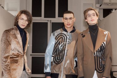 Milan, İtalya - 12 Ocak: Güzel modelleri poz backstage Miguel Vieira göstermeden önce üzerinde 12 Ocak 2019 Milan erkekler moda haftasında Milan'da sadece.