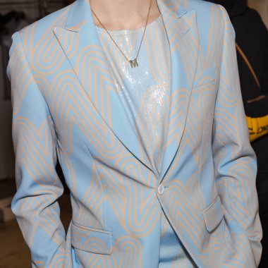 Milan, İtalya - 12 Ocak: Güzel model teşkil etmektedir backstage Miguel Vieira göstermeden önce üzerinde 12 Ocak 2019 Milan erkekler moda haftasında Milan'da sadece.