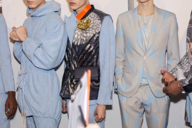 Milan, İtalya - 12 Ocak: Güzel modelleri poz backstage Miguel Vieira göstermeden önce üzerinde 12 Ocak 2019 Milan erkekler moda haftasında Milan'da sadece.