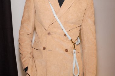 Milan, İtalya - 12 Ocak: Güzel model teşkil etmektedir backstage Miguel Vieira göstermeden önce üzerinde 12 Ocak 2019 Milan erkekler moda haftasında Milan'da sadece.