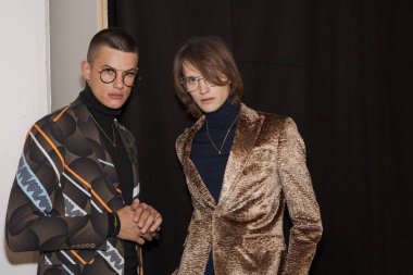 Milan, İtalya - 12 Ocak: Güzel modelleri poz backstage Miguel Vieira göstermeden önce üzerinde 12 Ocak 2019 Milan erkekler moda haftasında Milan'da sadece.